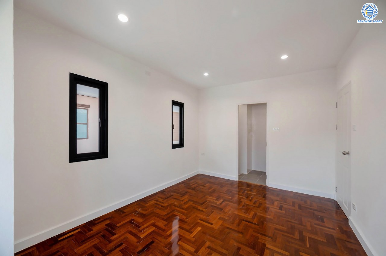 บ้านมือสองตกแต่งใหม่ โครงการ ซอยนวนิช ปากเกร็ด เนื้อที่ 45 ตร.ว. พื้นที่ใช้สอยมากกว่า 164.5 ตร.ม. พร้อมฟังก์ชัน 3 ห้องนอน 3 ห้องน้ำ 1 ห้องอเนกประสงค์ จอดรถได้ 1 คัน บนทำเลเมือง ใกล้เซ็นทรัลแจ้งวัฒนะ จุดขึ้นทางด่วน "แจ้งวัฒนะ" และรถไฟฟ้าสายสีชมพู "สถานีเลี่ยงเมืองปากเกร็ด"...